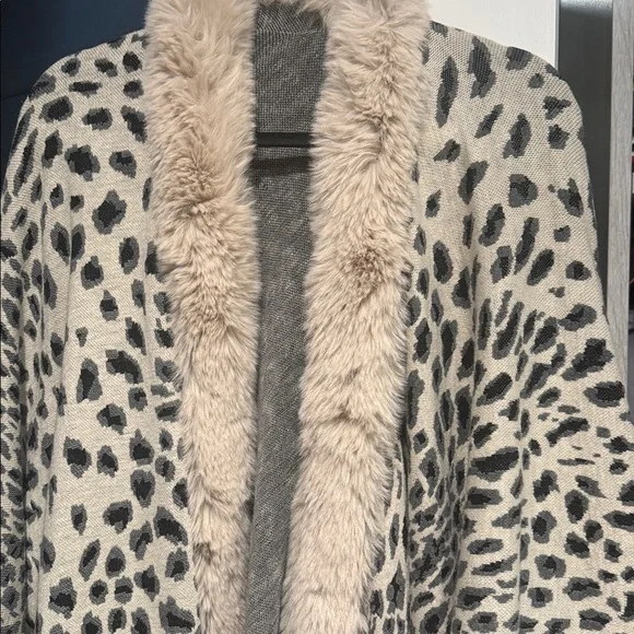 Leopard Print Faux Fur Trim Cape - Picture 3 of 4